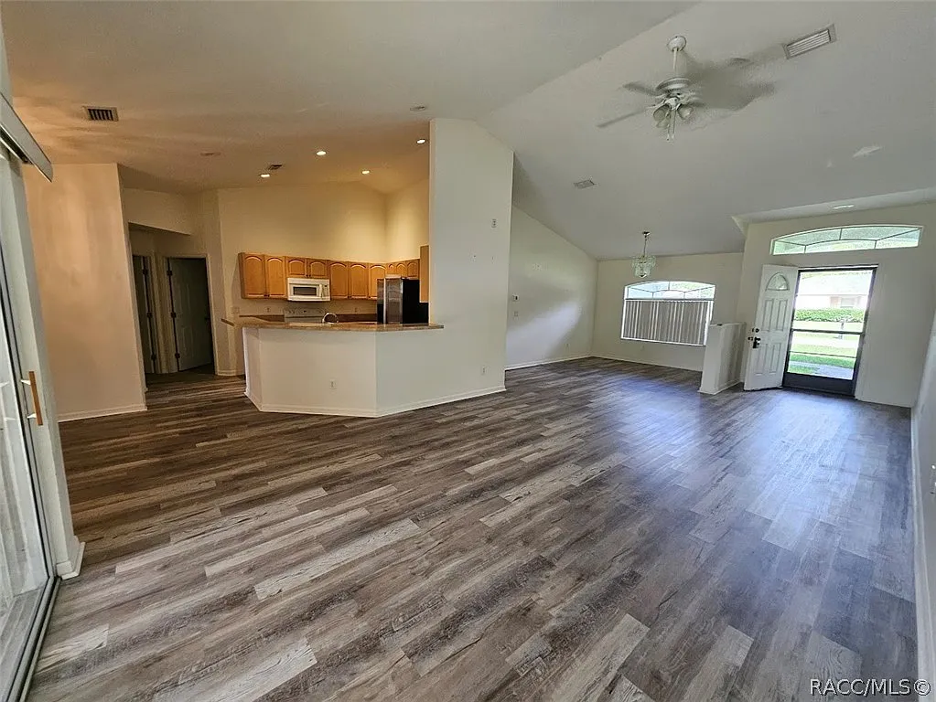 3 bed, 2.0 bath, 1716 sqft, $1,700 — Photo 3