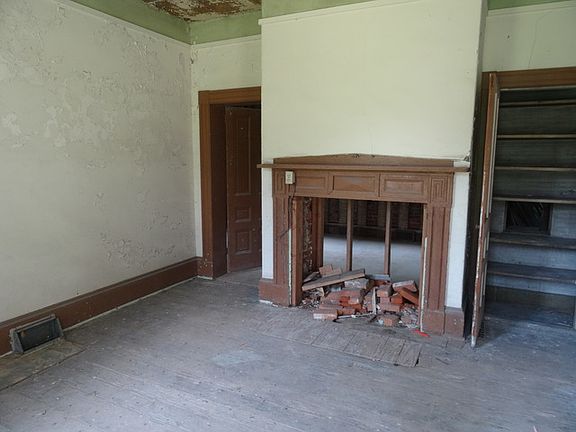 3rd image of 729 E Mulberry St