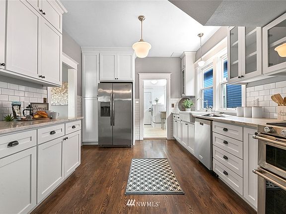 3rd image of 2308 Lombard Ave