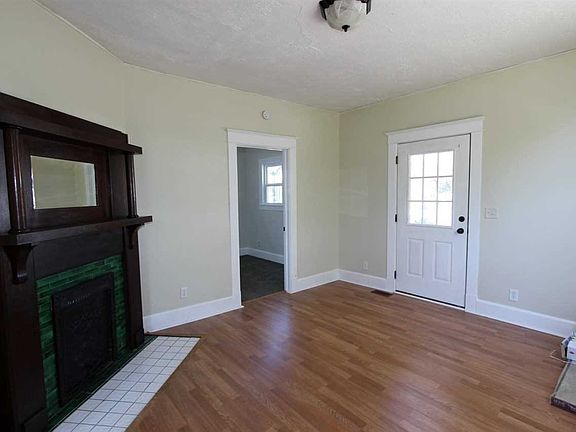 3rd image of 1633 E Illinois St