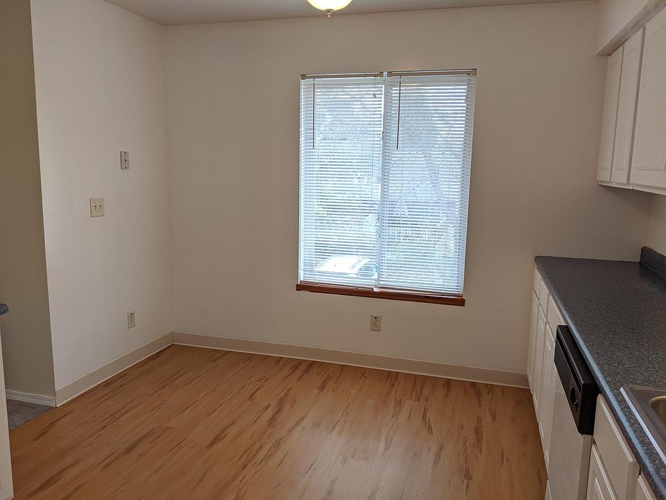 Huge Eat-in Kitchen