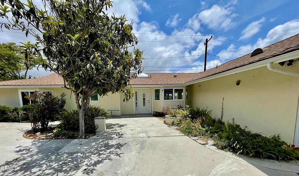 4 bed, 2.5 bath, 2300 sqft, $5,650 — Photo 2