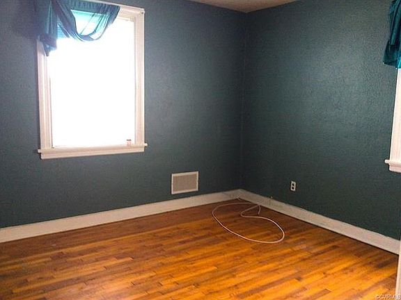 4th image of 100 E Roanoke St