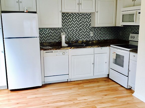 3rd image of 1011 Queens Ct