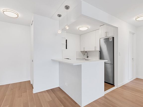 3rd image of 322 W 57th St APT 20N