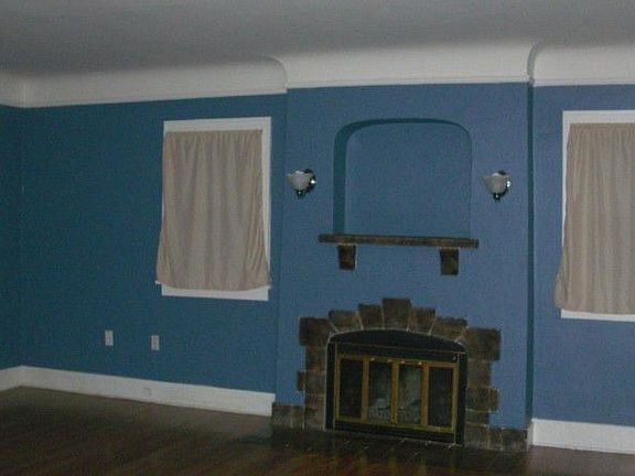 Spacious living room, coved ceilings & hardwoods
