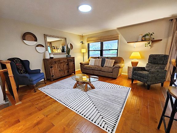 5th image of 1879 Carol Ln
