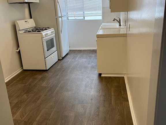 5th image of 1426 Barry Ave APT 1