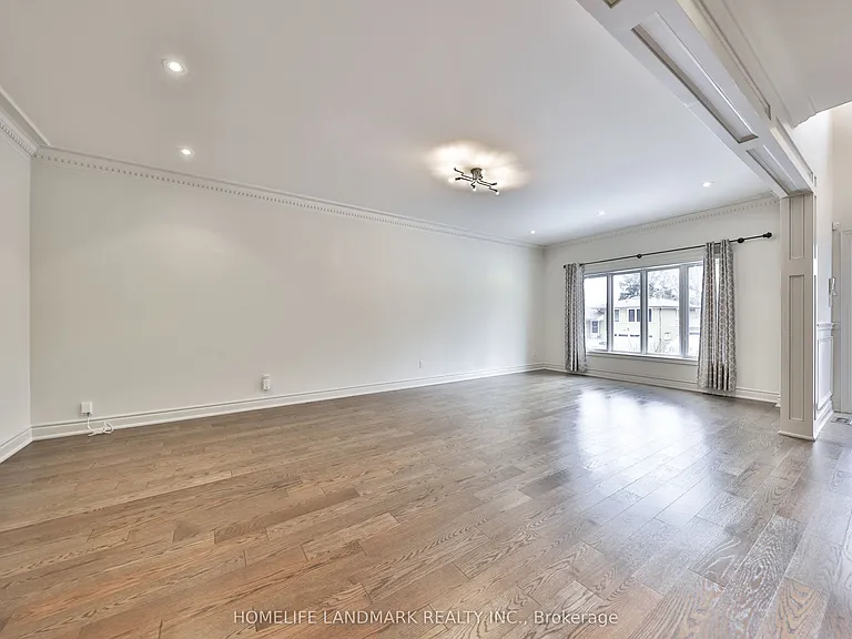 112 Kingsway Cres — Photo 5