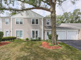 569 Westminster Cir, Roselle, IL 60172