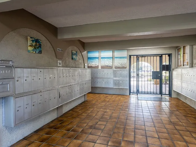 Vio Cerritos — Photo 16