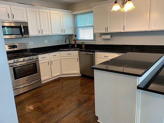 5th image of 17 Village Ct