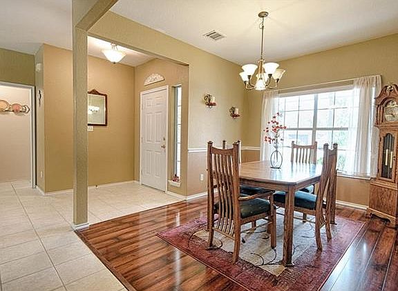 4th image of 907 N Riviera Cir