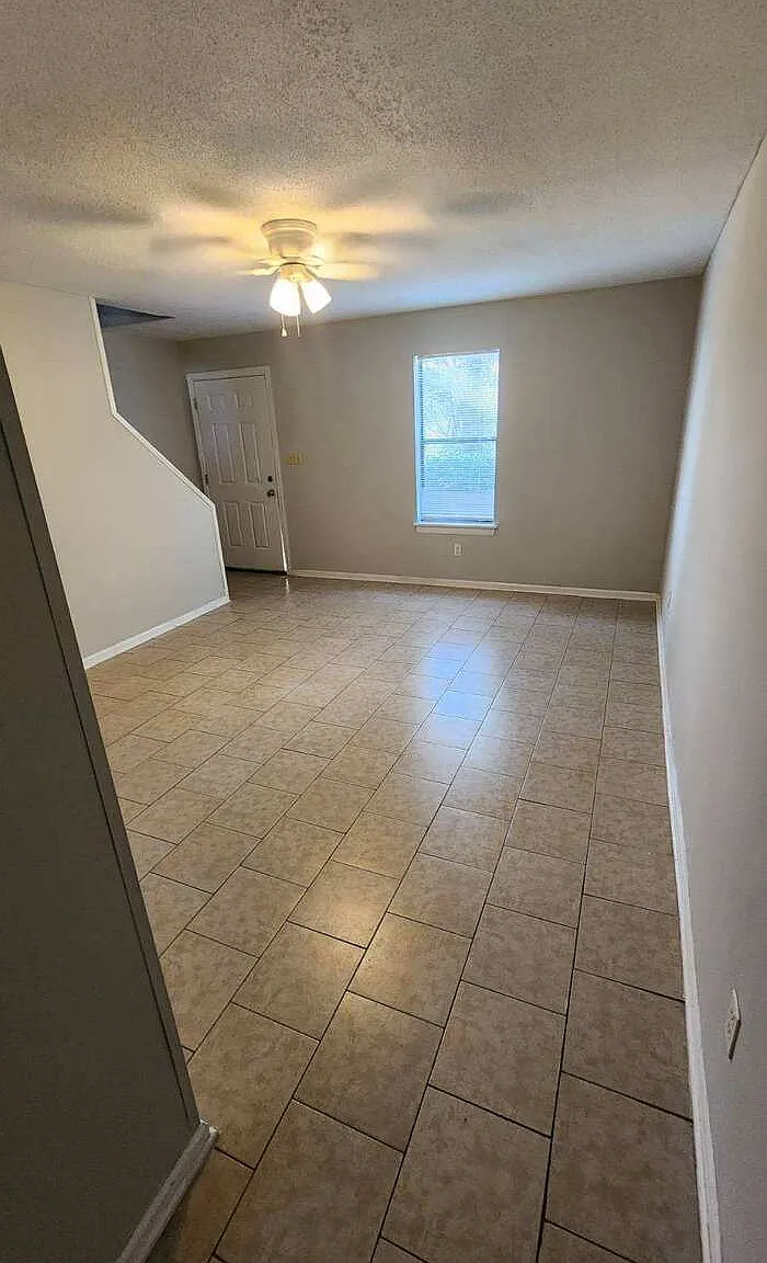 2 bed, 1.5 bath, $950 — Photo 2