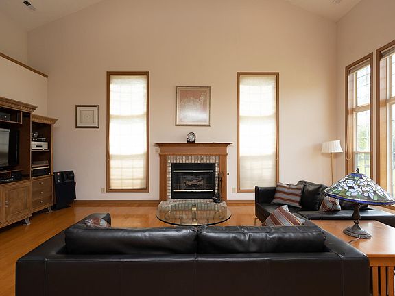 2nd image of 825 Warrick St