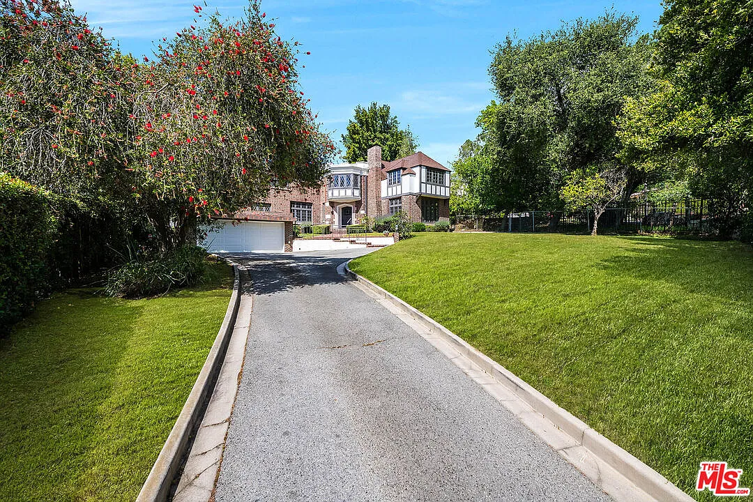 Building Photo - 2441 Glendower Ave