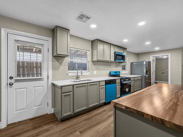1805 NW Dearborn Ave — Photo 8