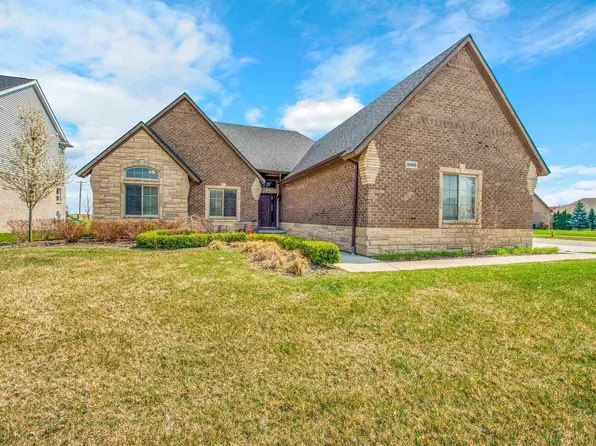 39988 W Offshore Dr, Harrison Township, MI 48045
