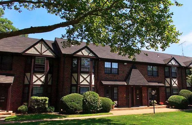 Fairfield Tudor At North Babylon — Photo 36