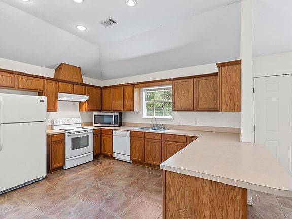 3rd image of 207 Cottingham Ln