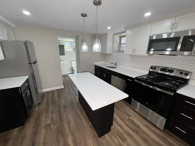 5621 Hobart St — Photo 1