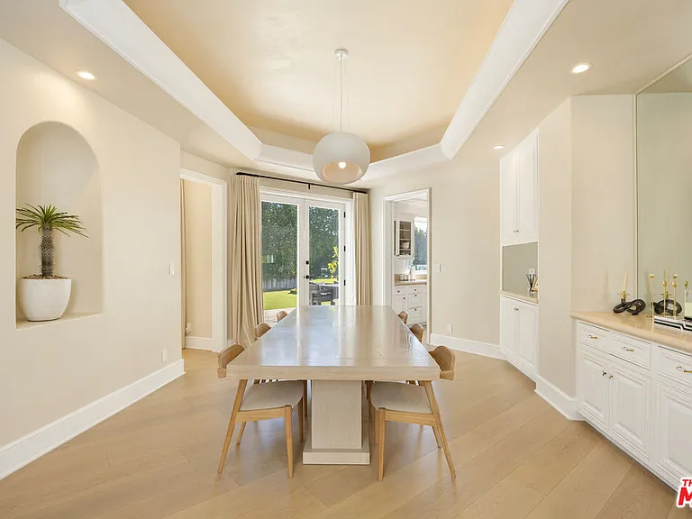 1424 N Doheny Dr — Photo 1