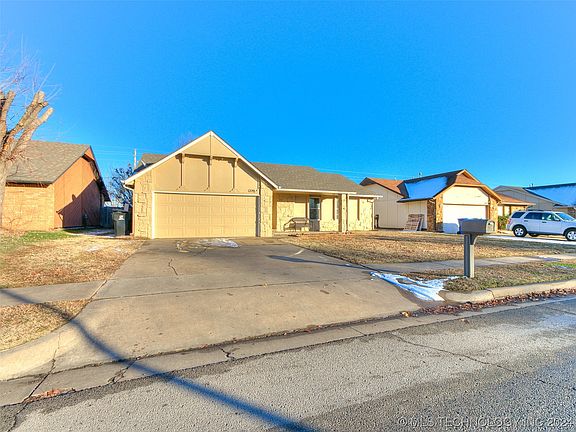 3rd image of 1229 N Aster Ave