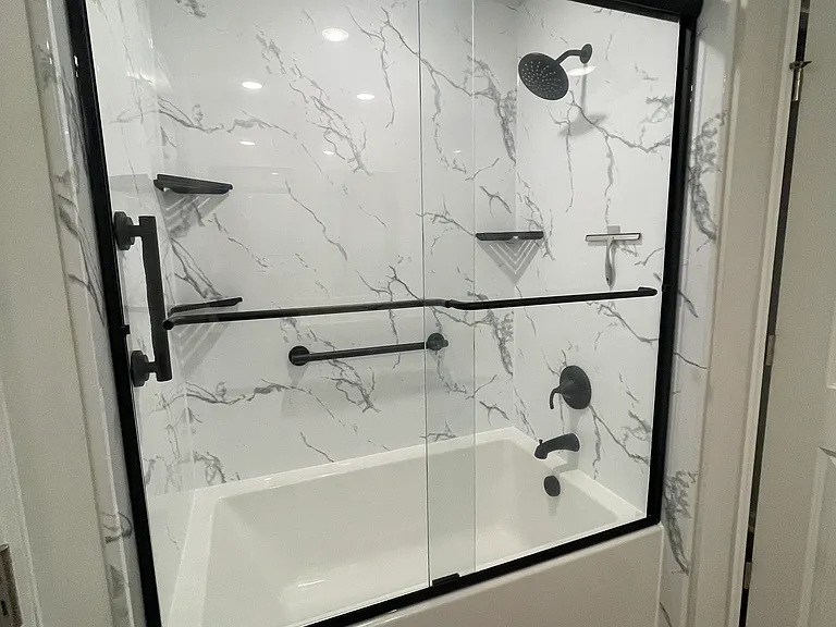 UPDATED Master bath! Deep soaker tub!