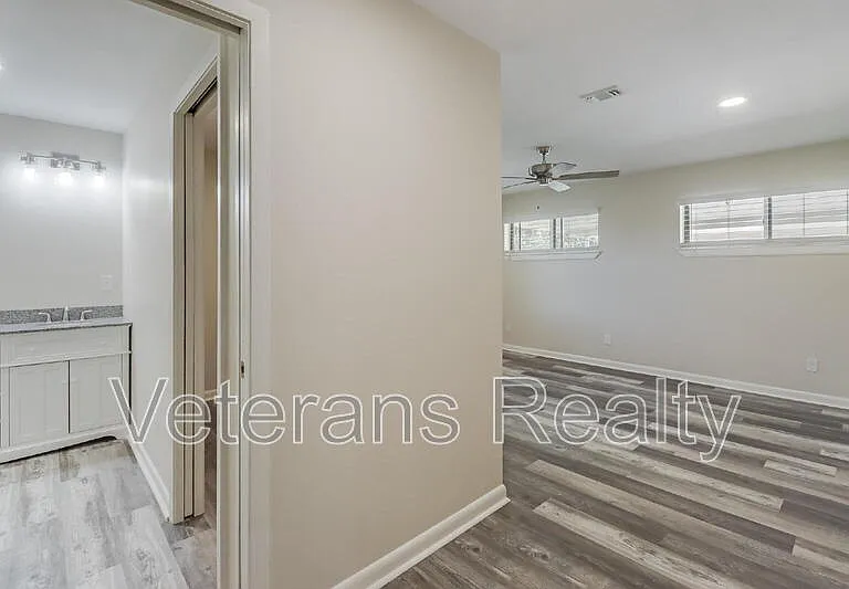 129 Quarles St — Photo 11