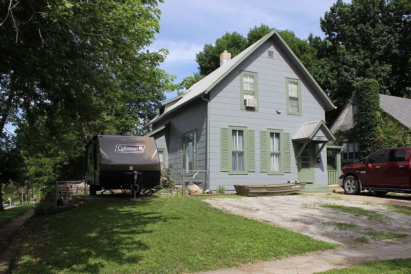 1st image of 402 N Walnut St