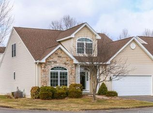 12 Green Briar Dr, Suffield, CT 06078