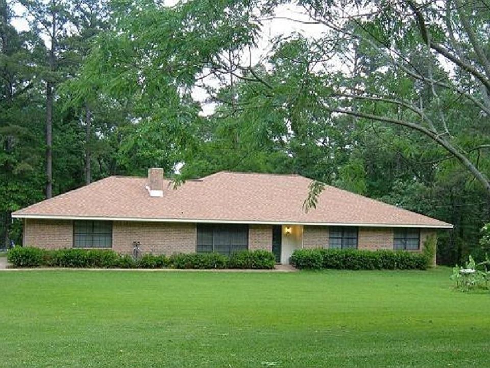front of 4 bedroom house