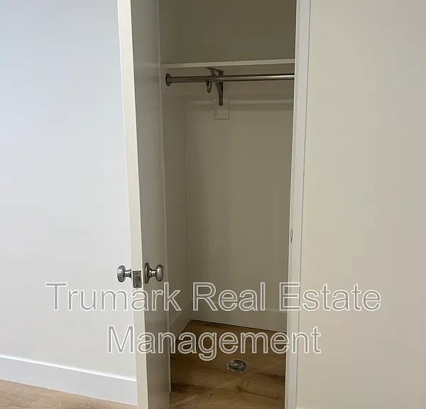1422 E Maple St #2 — Photo 5