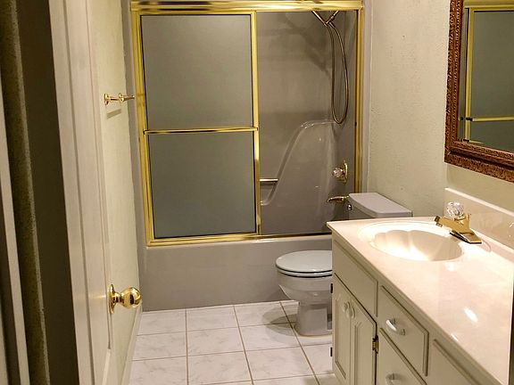 4th image of 28 White Oak Cir