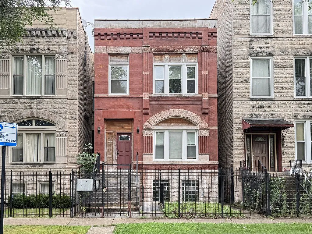 Appealing 3 Bed, 1 Bath at Wabash + 46th (Bronzeville) — Photo 1