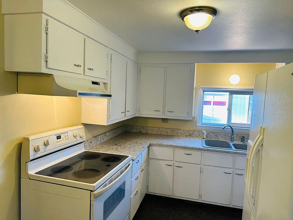 1st image of 720 1/2 S 32nd St