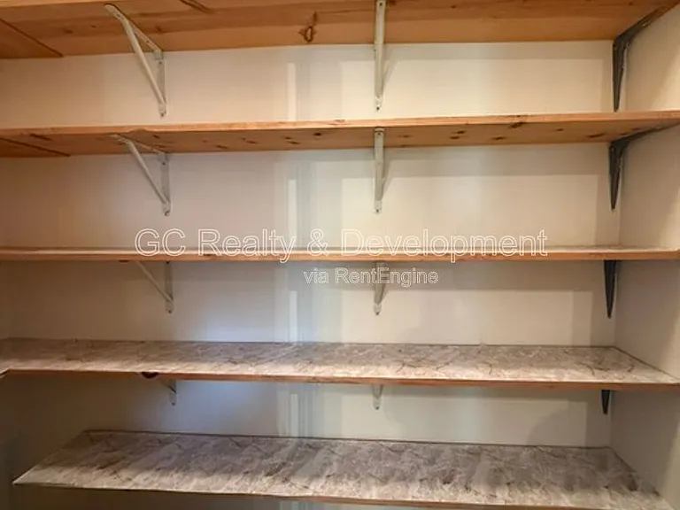 1686 Grosvenor Cir #B — Photo 11