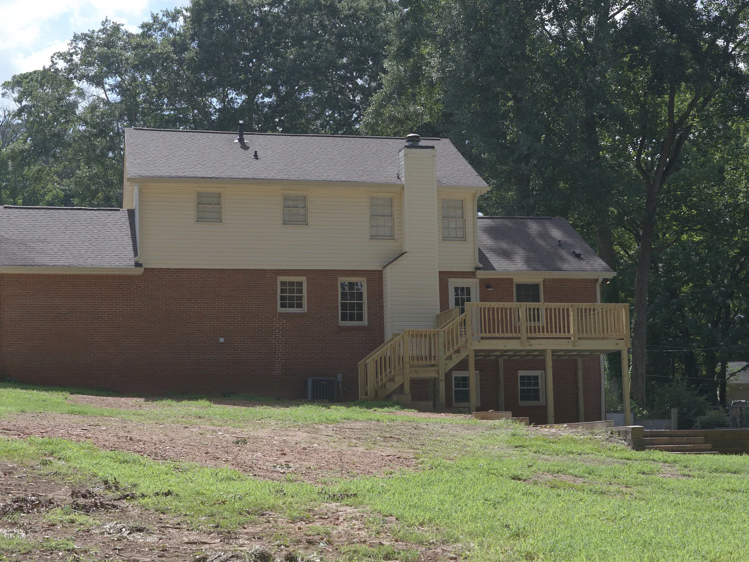 3 bed, 2.5 bath, 1984 sqft, $2,400 — Photo 2