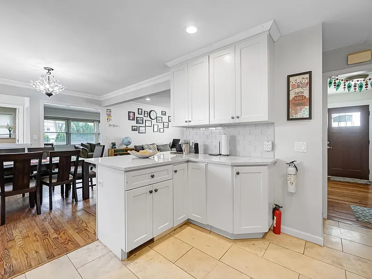 122 Village Cir W — Photo 10