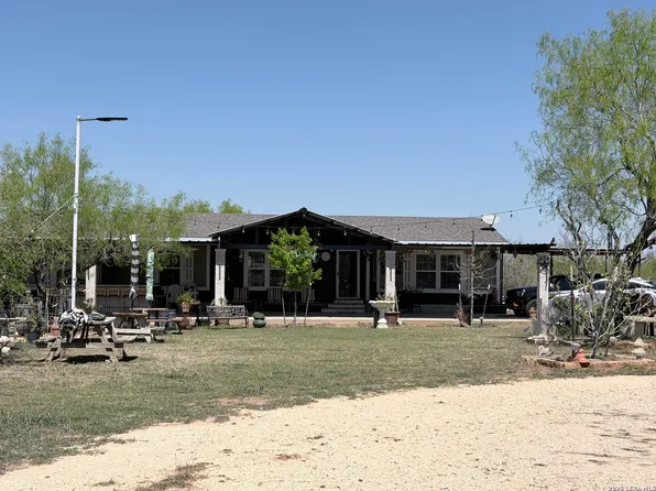 152 County Road 2667, Devine, TX 78016