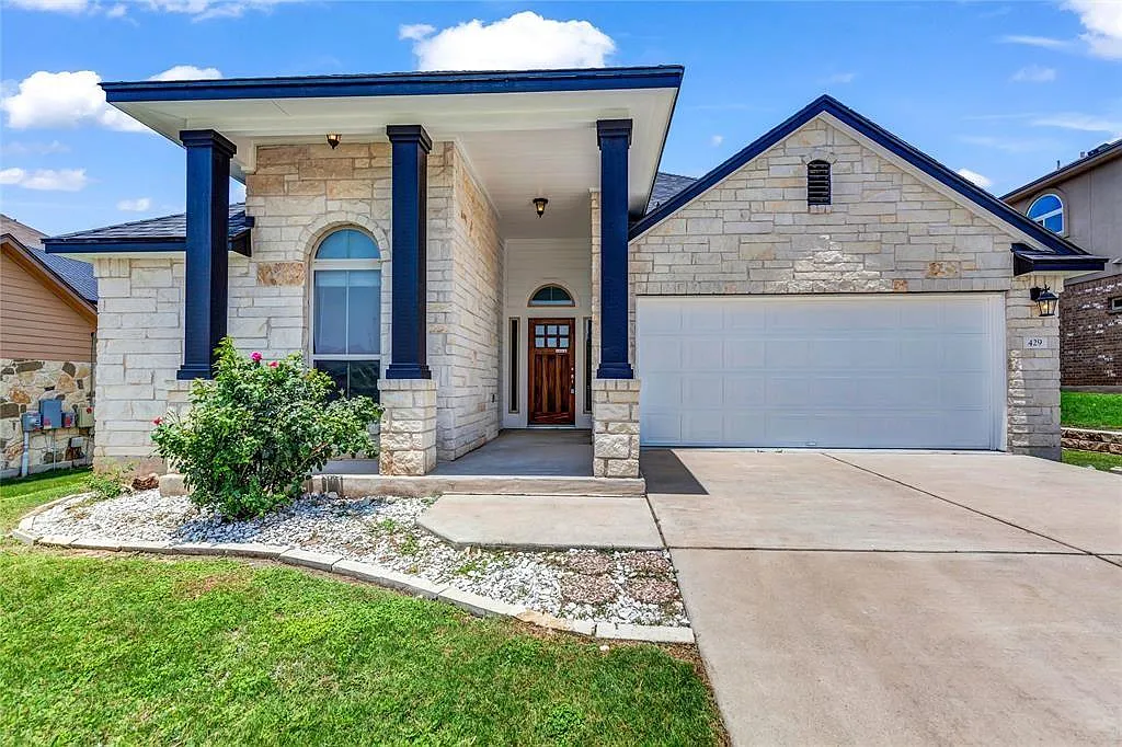 4 bed, 3.0 bath, 2506 sqft, $2,395 — Photo 2