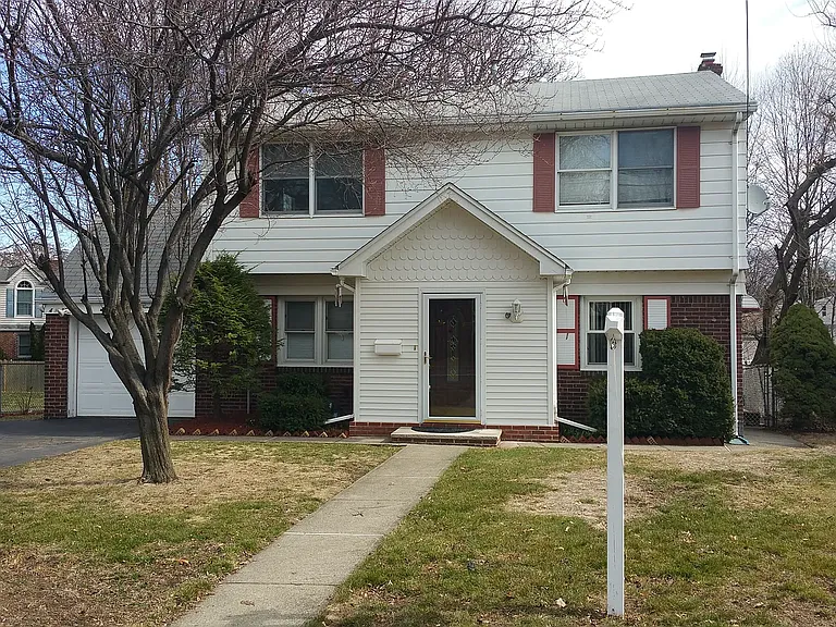 4-39 Plaza Rd — Photo 1