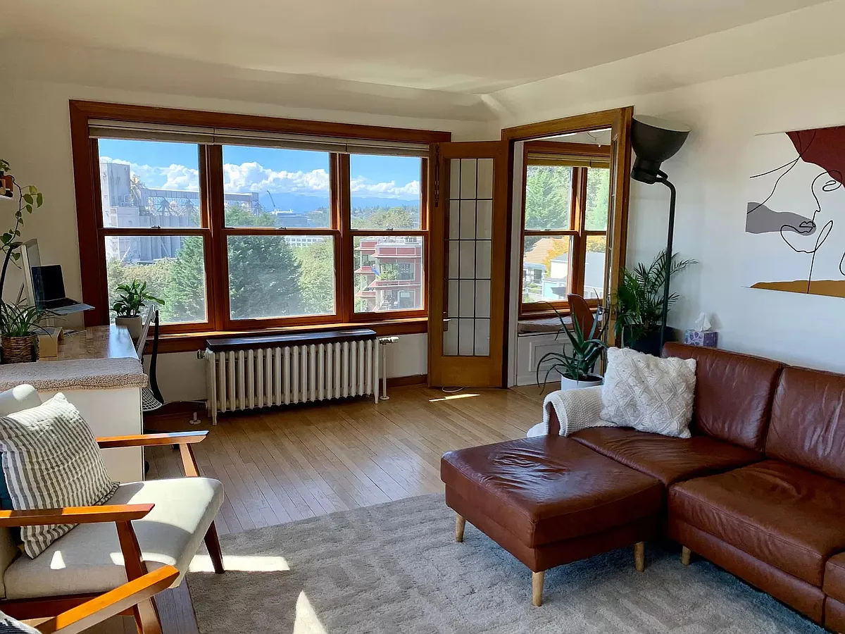 Living room - 519 W Roy St #307