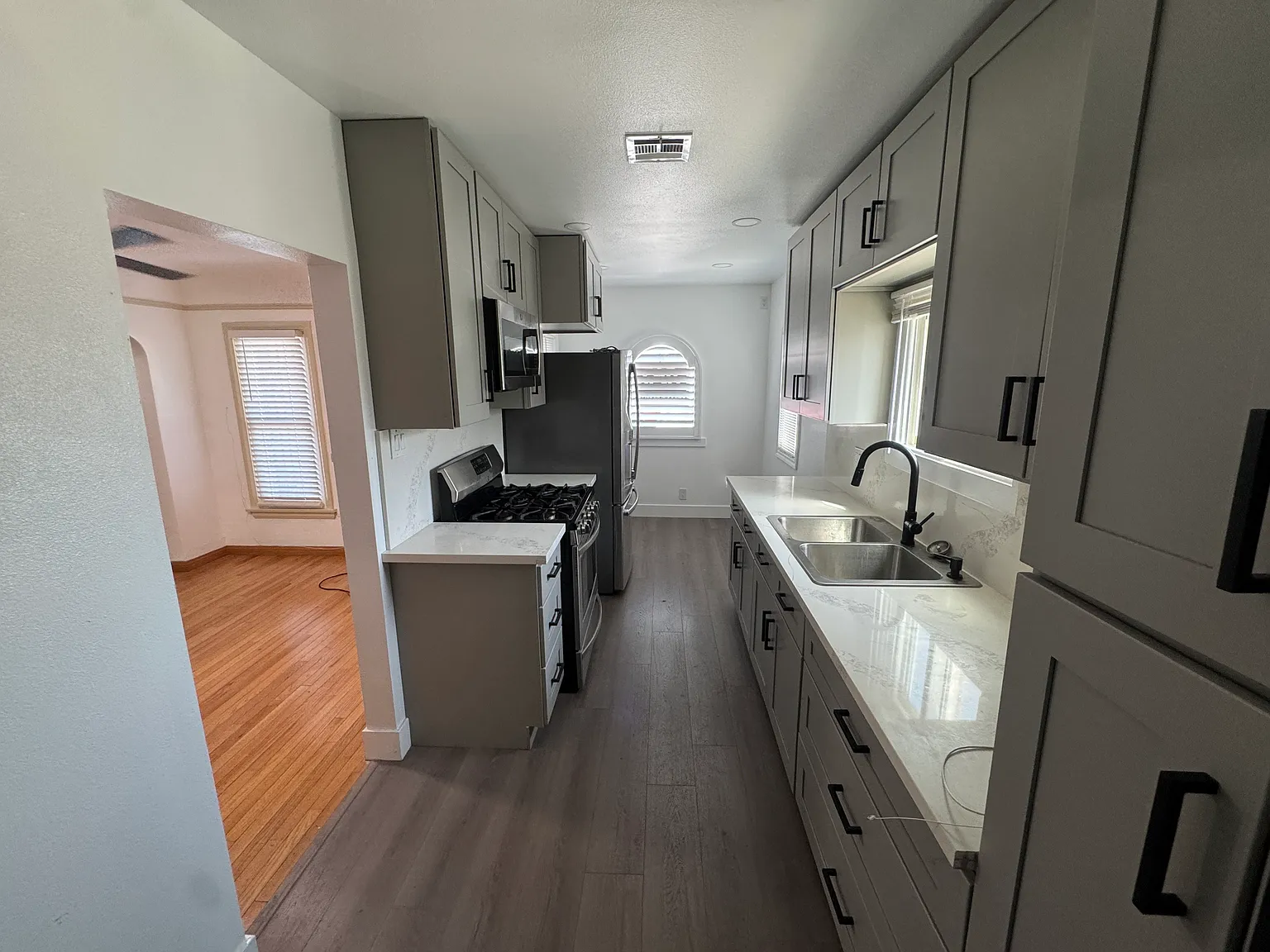 2 bed, 916 sqft, $3,200 — Photo 3