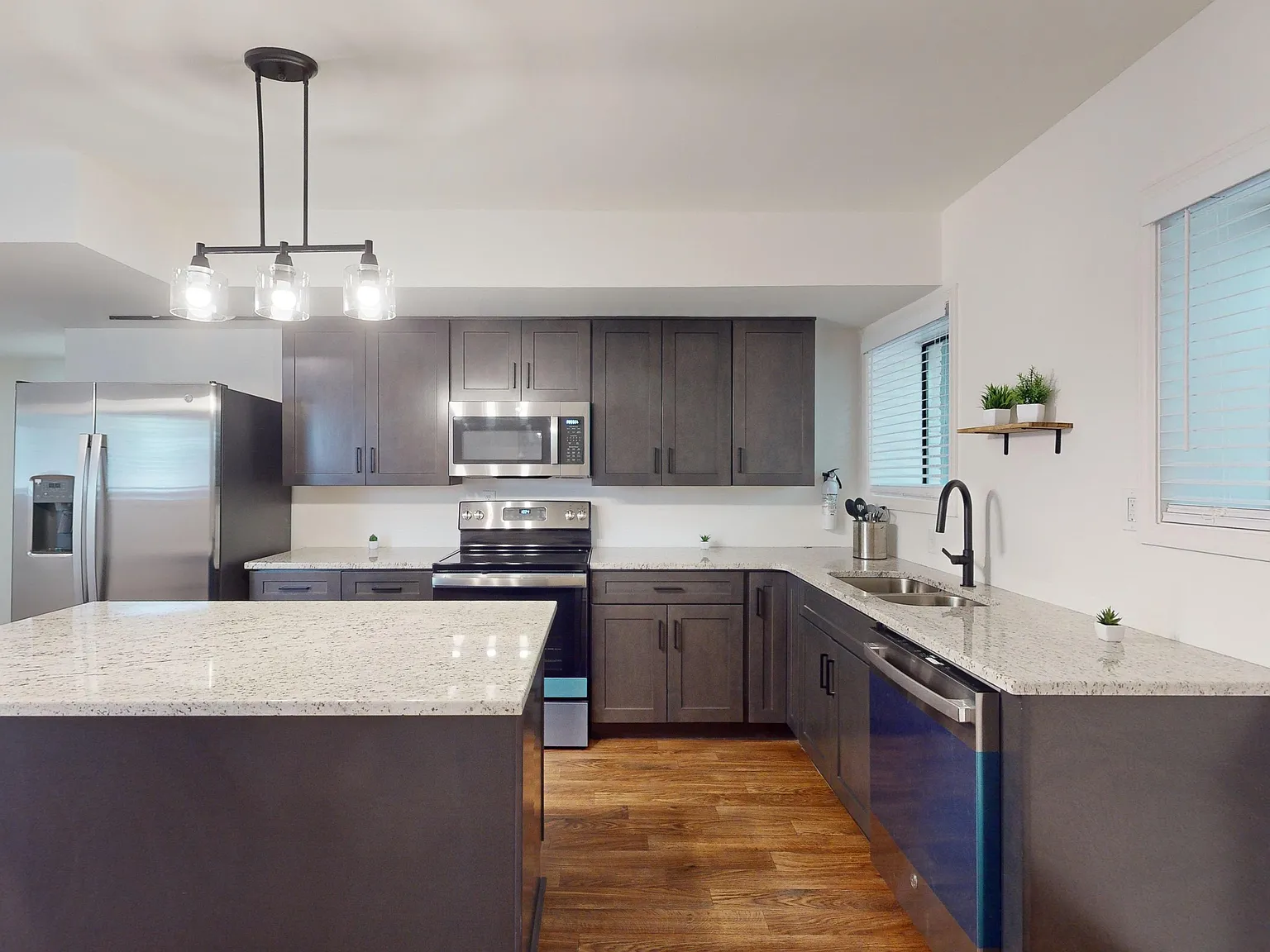 3 bed, 1.0 bath, 1400 sqft, $819 — Photo 4