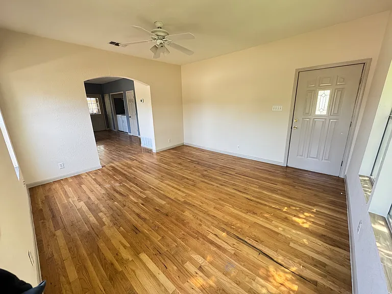 709 E Elmira St — Photo 8
