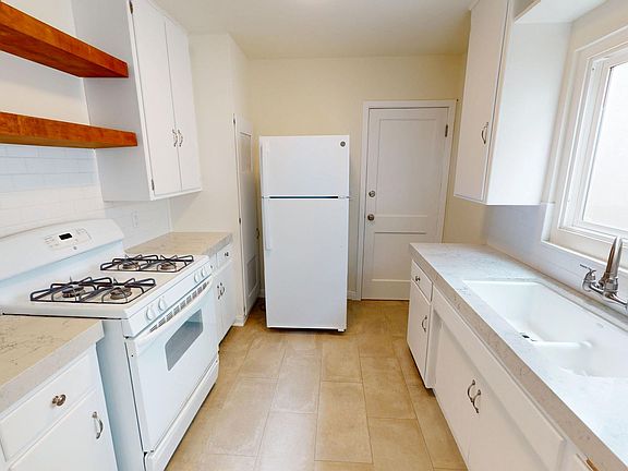 3rd image of 15900 W Sunset Blvd #3