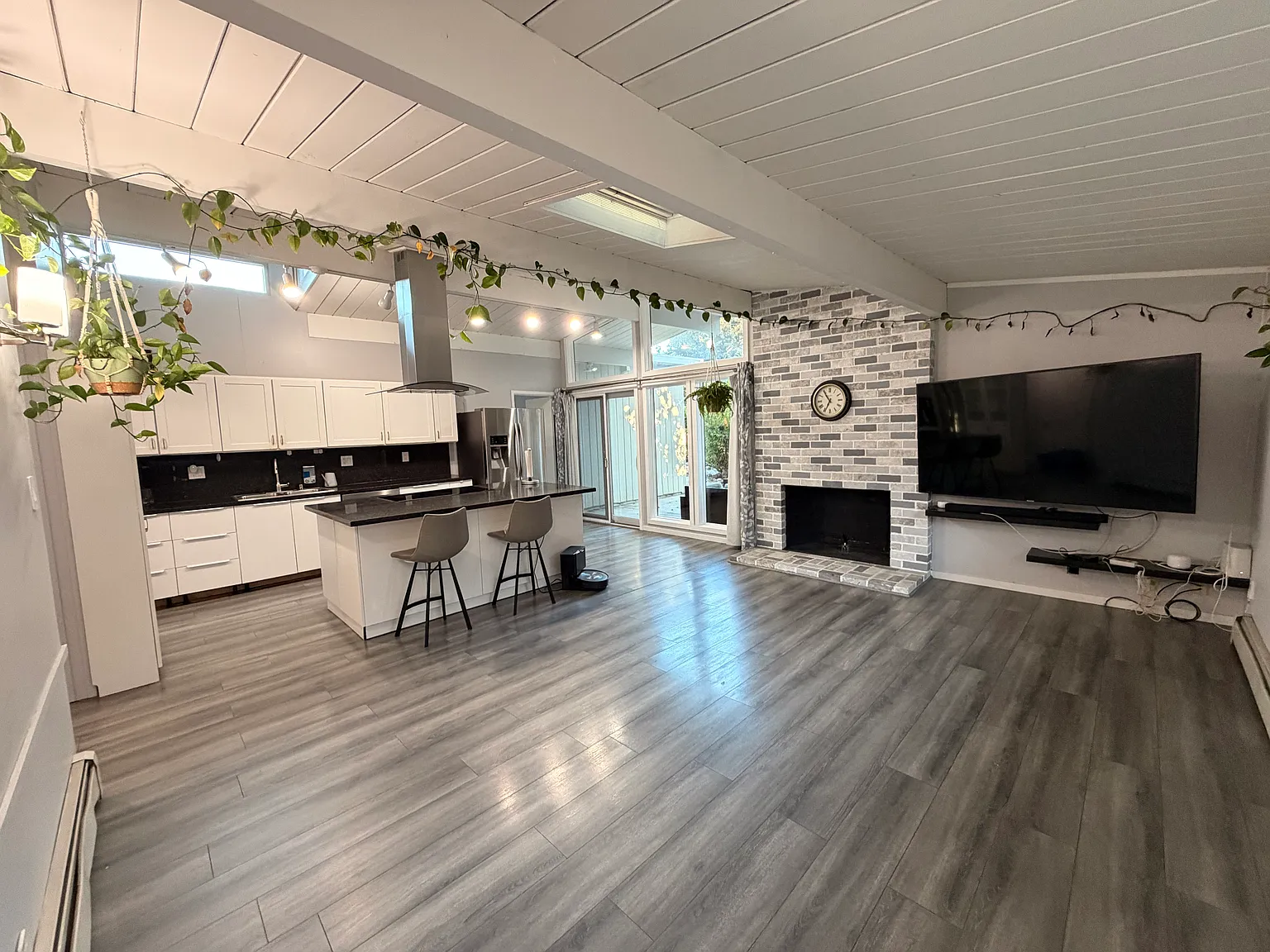 4 bed, 1655 sqft, $8,500 — Photo 2