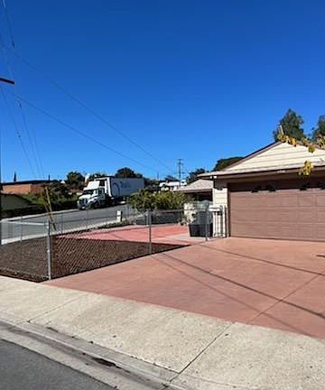 2nd image of 2518 Crandall Dr