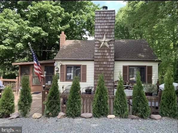 588 N Lake Dr, Lake Harmony, PA 18624